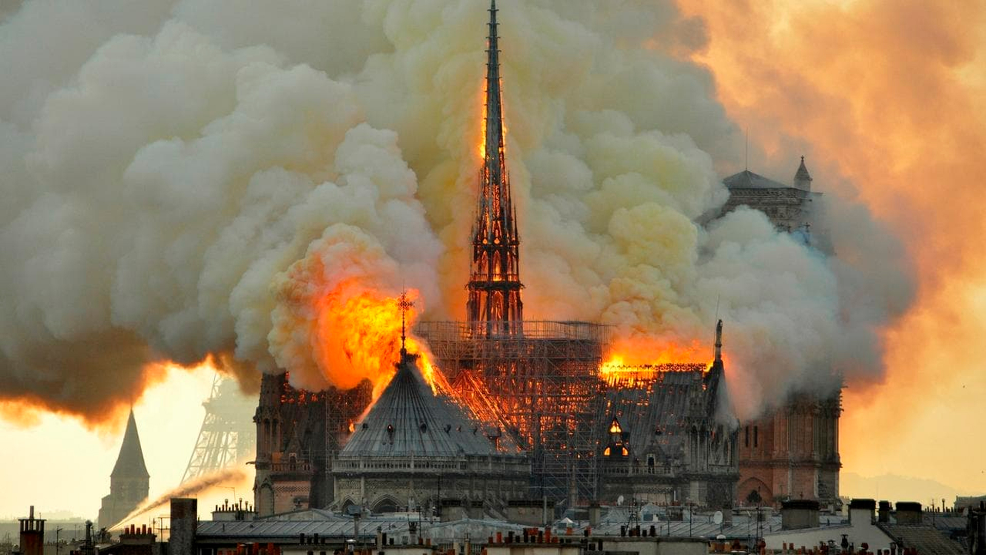 Arde Notre Dame